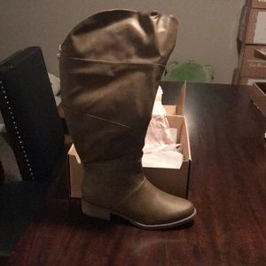 New in Box Journey and Crew size 9 XWC